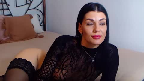 I V Y   online show from 16, 12, 2024