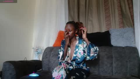 Snapshot of zara_lae chatting on 25, 10, 2025 nicky online show from 25, 10, 2025