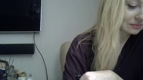 Snapshot of zarinaswift chatting on 12, 2, 2025 Zarina Swift online show from 12, 2, 2025