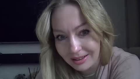 Snapshot of zarinaswift chatting on 19, 2, 2025 Zarina Swift online show from 19, 2, 2025