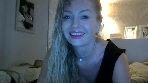 Snapshot of zarinaswift chatting on 28, 6, 2026 Zarina Swift online show from 28, 6, 2026