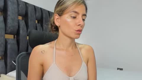 Snapshot of ziataylor chatting on 3, 2, 2026 ziataylor online show from 3, 2, 2026