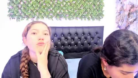 Zoe And Valeria online show from 26, 5, 2026