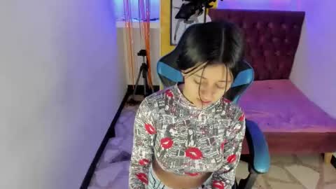 Snapshot of zoe_connor19 chatting on 30, 10, 2025 Z O E online show from 30, 10, 2025