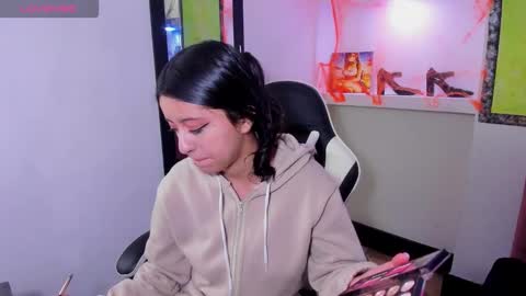 Snapshot of zoe_connor19 chatting on 6, 11, 2025 Z O E online show from 6, 11, 2025