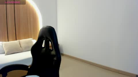 Zoe  online show from 10, 4, 2026