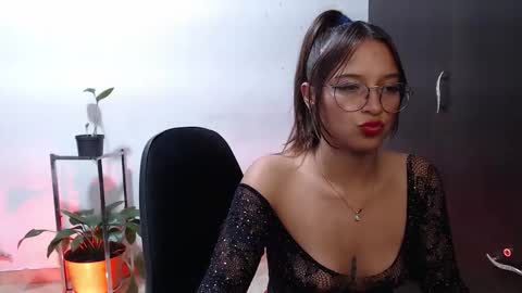 Snapshot of zoe_khall chatting on 29, 11, 2025 ZOE online show from 29, 11, 2025