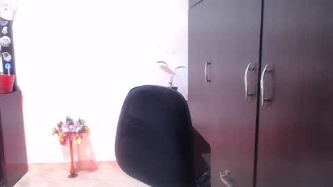 Snapshot of zoe_khall chatting on 14, 12, 2025 ZOE online show from 14, 12, 2025