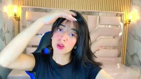 Snapshot of zoe_r_ chatting on 22, 10, 2025 Zoe online show from 22, 10, 2025