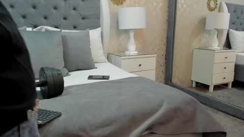 Zoe Krug online show from 14, 9, 2025