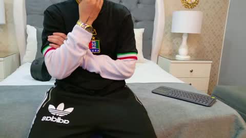 Zoe Krug online show from 12, 11, 2025