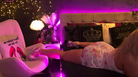 Snapshot of zoemesmerizee chatting on 28, 10, 2025 ZoeMesmerize online show from 28, 10, 2025
