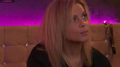 Snapshot of zoemesmerizee chatting on 6, 11, 2025 ZoeMesmerize online show from 6, 11, 2025