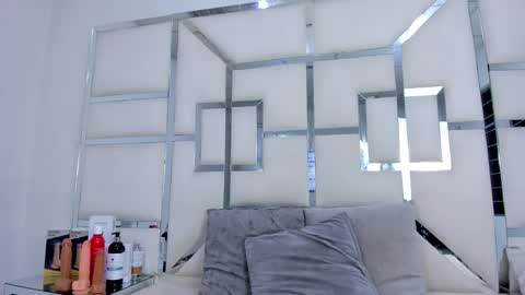 ZoeSwam online show from 3, 12, 2025