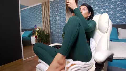 Snapshot of zoeylarkens chatting on 14, 11, 2025 Zoey online show from 14, 11, 2025