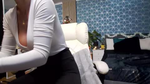 Snapshot of zoeylarkens chatting on 2, 12, 2025 Zoey online show from 2, 12, 2025