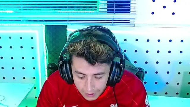 Snapshot of Darko0717 chatting on 17, 11, 2025 Darko0717 online show from 17, 11, 2025