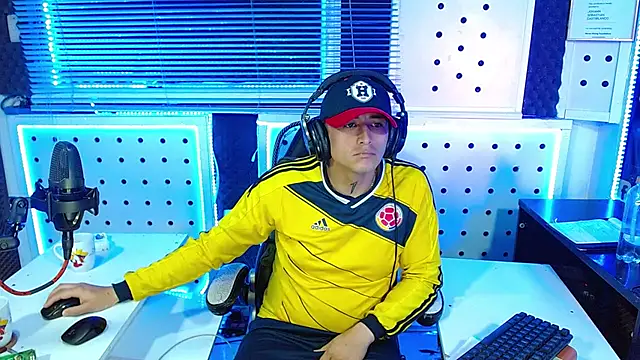 Snapshot of Darko0717 chatting on 19, 11, 2025 Darko0717 online show from 19, 11, 2025