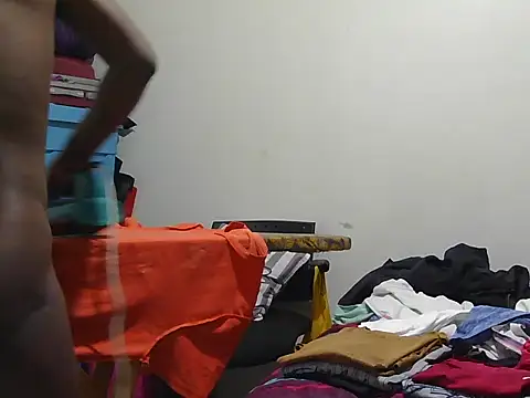 Snapshot of sluttylaura21 chatting on 19, 10, 2025 sluttylaura21 online show from 19, 10, 2025