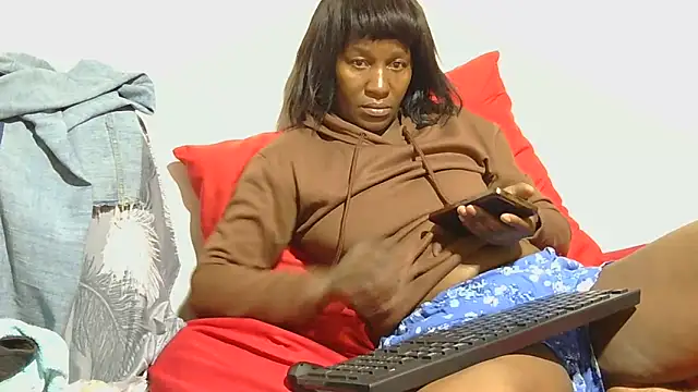 Snapshot of sluttylaura21 chatting on 22, 11, 2025 sluttylaura21 online show from 22, 11, 2025