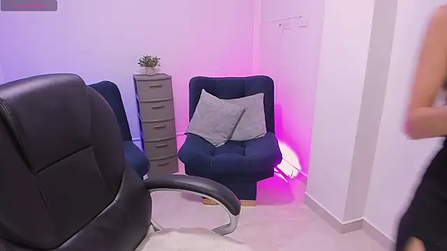 Snapshot of emilly_smith_1 chatting on 8, 11, 2025 emilly smith 1 online show from 8, 11, 2025