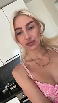 Mia Roxie online show from 27, 10, 2025