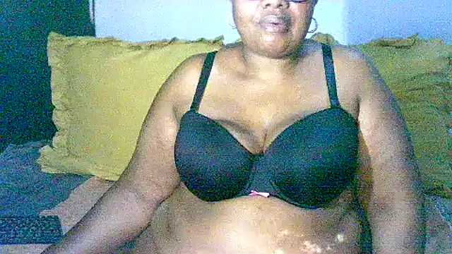 Snapshot of YELLOW_BONE chatting on 5, 10, 2025 YELLOW BONE online show from 5, 10, 2025