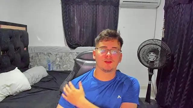 Snapshot of TylerMiuller chatting on 15, 12, 2025 TylerMiuller online show from 15, 12, 2025