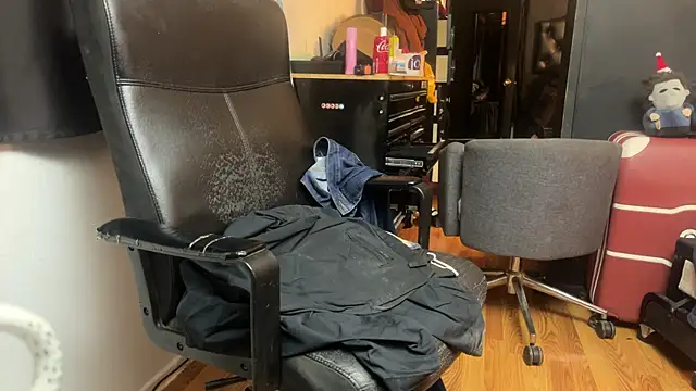 Snapshot of leanjamesdean chatting on 15, 12, 2025 leanjamesdean online show from 15, 12, 2025