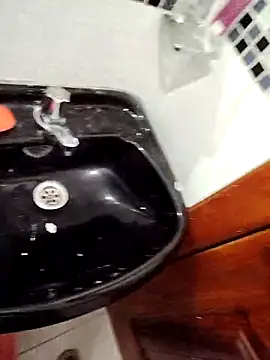 Snapshot of Alexisllanos chatting on 21, 12, 2025 Alexisllanos online show from 21, 12, 2025