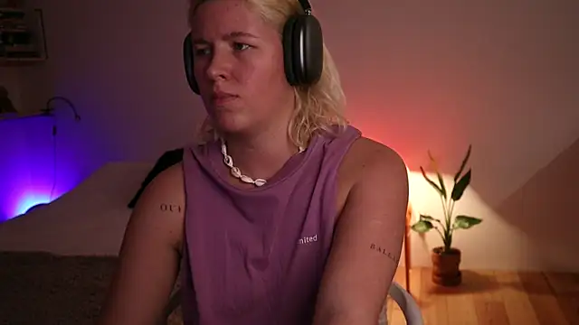 moonamii online show from 9, 1, 2025