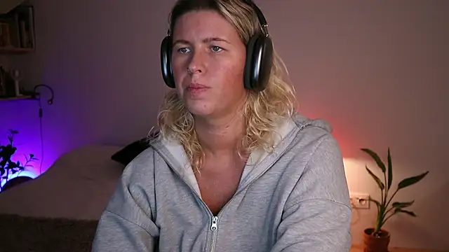 moonamii online show from 3, 10, 2025