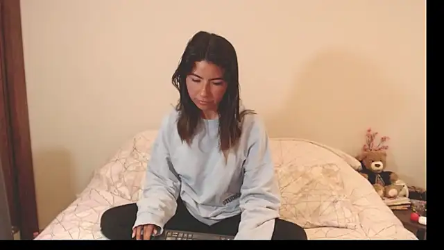 Snapshot of alice_middlee chatting on 7, 10, 2025 alice middlee online show from 7, 10, 2025