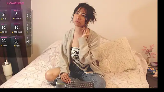 Snapshot of alice_middlee chatting on 19, 11, 2025 alice middlee online show from 19, 11, 2025