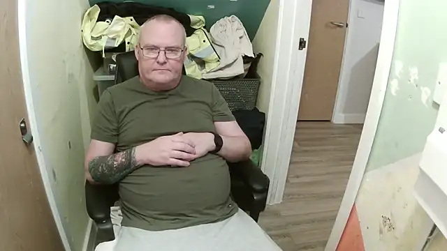 Snapshot of FriendlyDave chatting on 5, 2, 2025 FriendlyDave online show from 5, 2, 2025