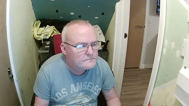 Snapshot of FriendlyDave chatting on 6, 2, 2025 FriendlyDave online show from 6, 2, 2025