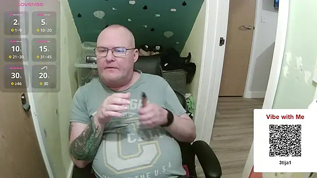 Snapshot of FriendlyDave chatting on 15, 2, 2025 FriendlyDave online show from 15, 2, 2025