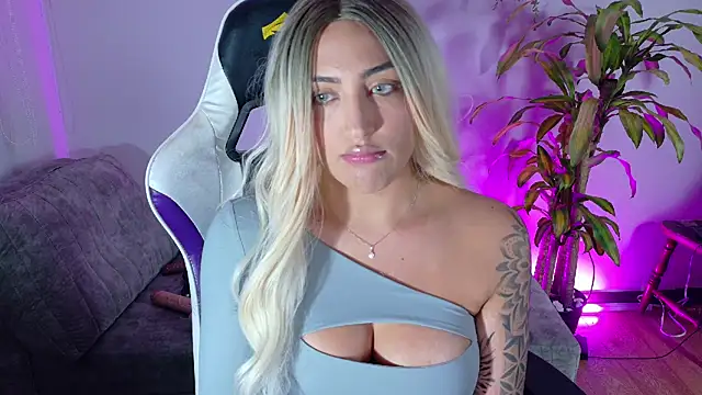 Snapshot of a_belladanger chatting on 25, 10, 2025 a belladanger online show from 25, 10, 2025