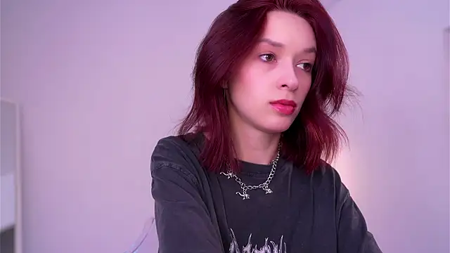 VivianLy  online show from 18, 3, 2025