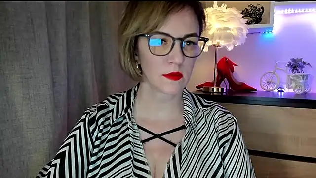 Snapshot of feliziaDesire chatting on 12, 10, 2025 feliziaDesire online show from 12, 10, 2025