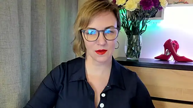 Snapshot of feliziaDesire chatting on 15, 10, 2025 feliziaDesire online show from 15, 10, 2025