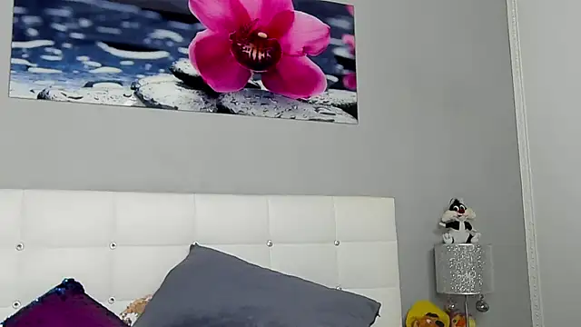 Snapshot of JuliaHunts chatting on 14, 12, 2025 JuliaHunts online show from 14, 12, 2025