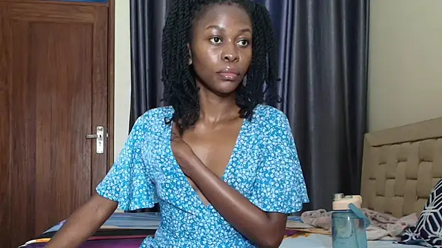 Snapshot of queen_heather chatting on 13, 9, 2025 queen heather online show from 13, 9, 2025