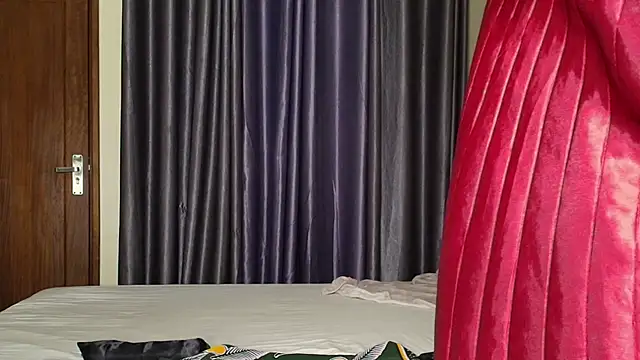 Snapshot of queen_heather chatting on 14, 10, 2025 queen heather online show from 14, 10, 2025