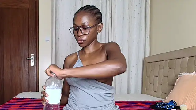 Snapshot of queen_heather chatting on 25, 11, 2025 queen heather online show from 25, 11, 2025