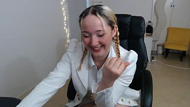 Crystal-dreamt online show from 4, 10, 2025