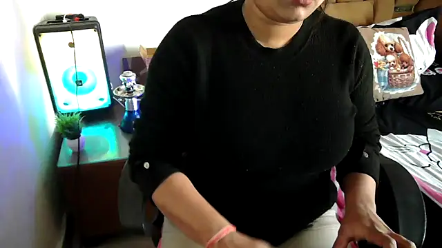 Snapshot of shivi_moto chatting on 8, 2, 2025 shivi moto online show from 8, 2, 2025