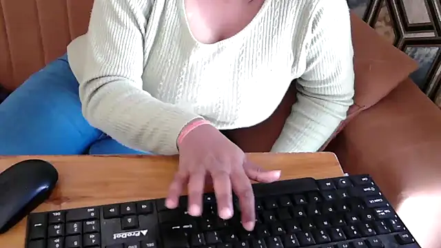 Snapshot of shivi_moto chatting on 3, 3, 2025 shivi moto online show from 3, 3, 2025