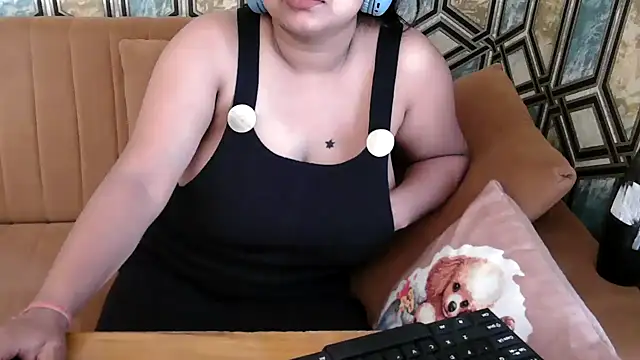 Snapshot of shivi_moto chatting on 8, 3, 2025 shivi moto online show from 8, 3, 2025