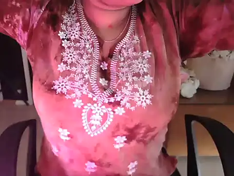 Snapshot of shivi_moto chatting on 25, 9, 2025 shivi moto online show from 25, 9, 2025